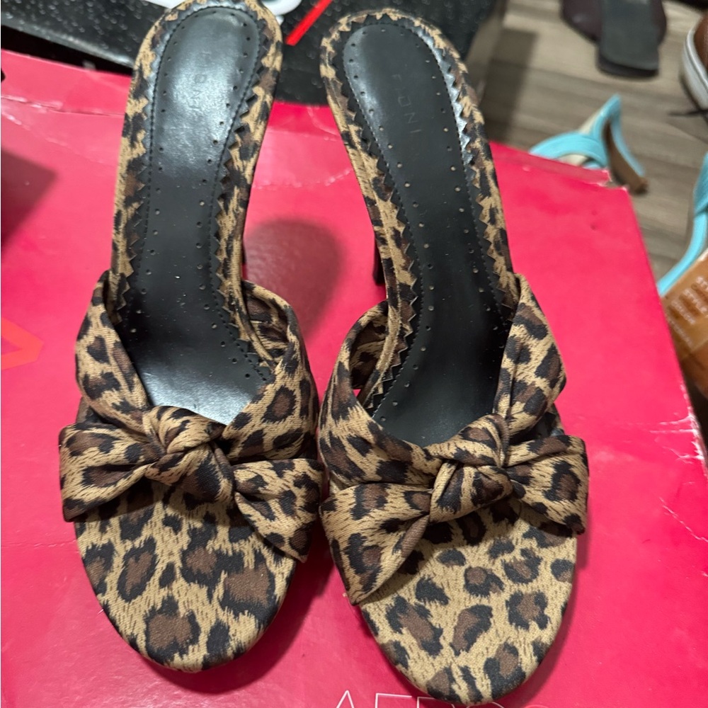 Fioni sandals
